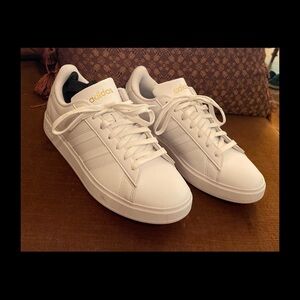 Beautiful Adidas, gold lettering. Nearly perfect. Unisex. Men’s 7, Women’s 8.5.